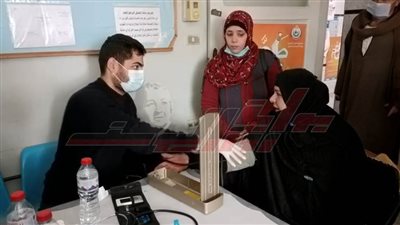 قافلة طبية شاملة تفحص 1276 حالة في 13 تخصصاً بكفر الشيخ