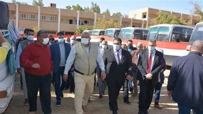 محافظ الوادي الجديد يدشن وصول ١١ أتوبيساً لخدمة قطاع التعليم بالمحافظة