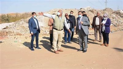 محافظ الوادي الجديد يتفقد منطقة الحرفيين بالخارجة لبحث خطة لتطويرها