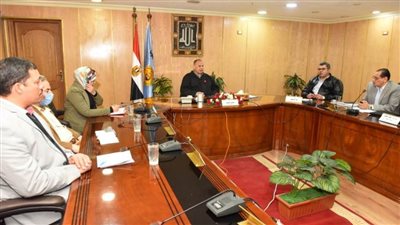 محافظ أسيوط يجتمع باللجنة الاقتصادية للمشروع القومي لتطوير الريف المصري 