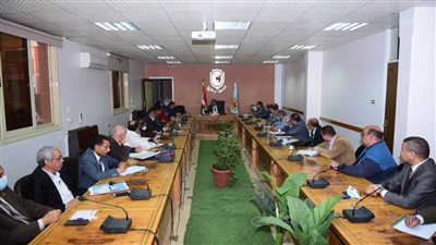 رئيس جامعة سوهاج يجتمع مع مديري الوحدات ذات الطابع الخاص لمناقشة خطط العمل