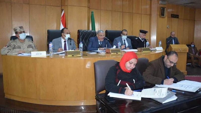 محافظ المنيا خلال