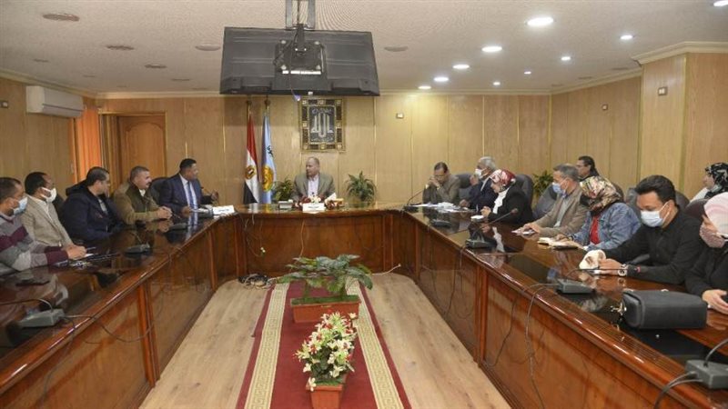 محافظ أسيوط يناقش