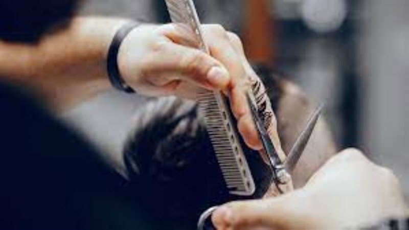 حلاق يذبح نفسه بشفرة