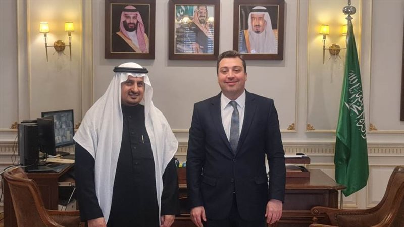 قنصل السعودية مع