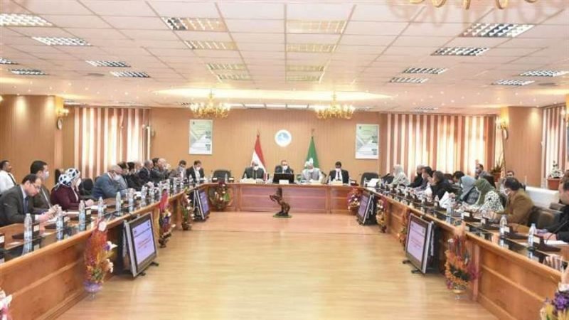 محافظ الشرقية خلال