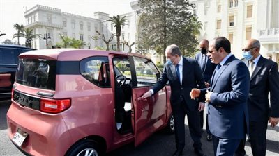 الرئيس السيسي يتفقد نماذج من السيارات الكهربائية المزمع توطين صناعتها محلياً