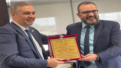 هيئة الاستثمار تكرم مدير إدارة خدمة الممولين بالضرائب للتعاون في مجال الفاتورة الإلكترونية