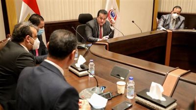 القائم بأعمال وزير الصحة يجتمع بخريجي البرنامج الرئاسي التنفيذيين