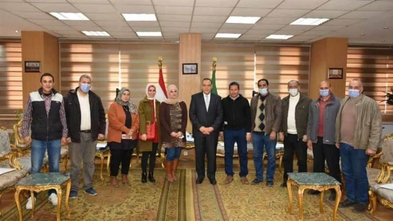 محافظ الشرقية يهنئ