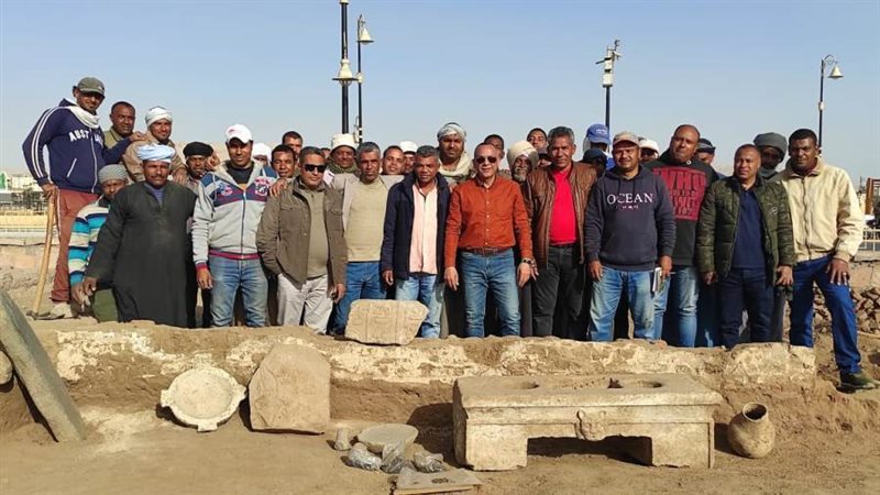 مصطفى وزيرى مع العاملين