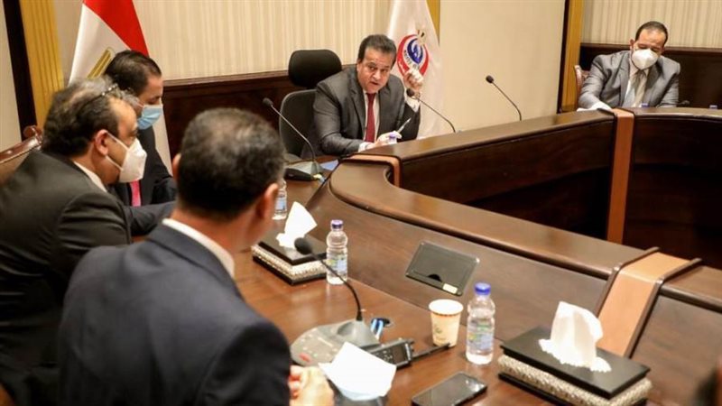 عبدالغفار يلتقي خريجي