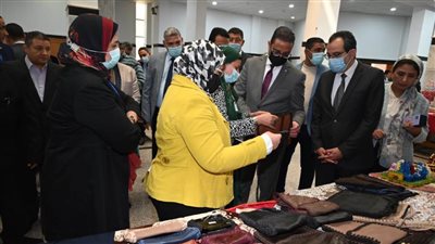 محافظ الفيوم ورئيس الجامعة يفتتحان معرض الحرف التراثية للمرأة