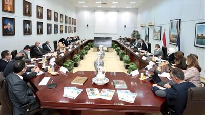 العناني يبحث تداعيات الحرب الروسية الأوكرانية على السياحة