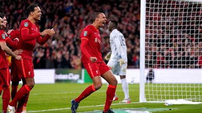 ليفربول يتوج بكأس الرابطة الإنجليزية بفوزه المثير على تشيلسي بضربات الترجيح 11-10