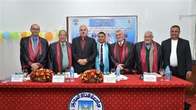 رئيس جامعة قناة السويس  يلبي دعوة باحث من ذوي الهمم ويحضر مناقشة رسالة الدكتوراه 