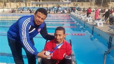 يوسف جلال.. بطل من ذهب يتحدى الشلل الدماغي بالسباحة