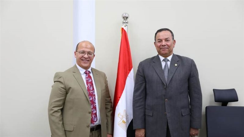 رئيس الجامعة وعميد