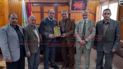  رئيس مدينة بيلا يكرم مدير الإدارة التعليمية لبلوغه سن التقاعد