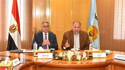 محافظ أسيوط يعقد اجتماعًا مع وفد لجنة الإدارة المحلية لاستعراض الموقف التنفيذي للمشروعات القومية