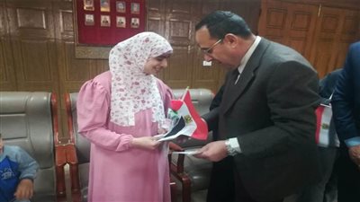 محافظ شمال سيناء يقدم هدية لعروس العريش الكفيفة