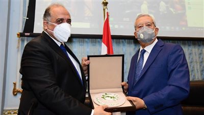 رئيس مجلس النواب يتسلم درع منتدى البرلمانيين العرب للسكان والتنمية