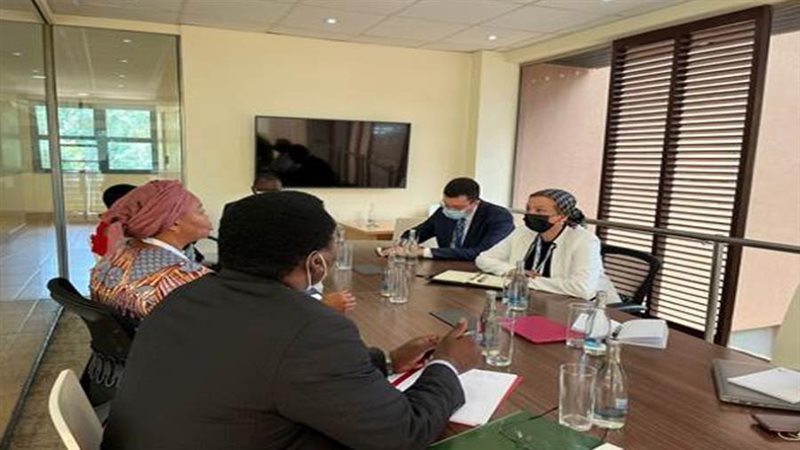 وزيرة البيئة تلتقي