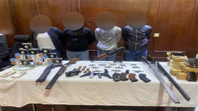 ضبط مخدرات وأسلحة نارية وذخائر  بحوزة 4 أشخاص بالجيزة.. 
