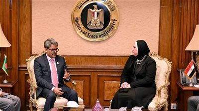 نيفين جامع: تبادل البعثات التجارية والتعاون في مجالات الصناعات النسيجية والملابس الجاهزة