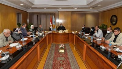 محافظ أسيوط يعلن فتح منافذ وشوادر لبيع المواد الغذائية بأسعار مخفضة بالقرى والمراكز 