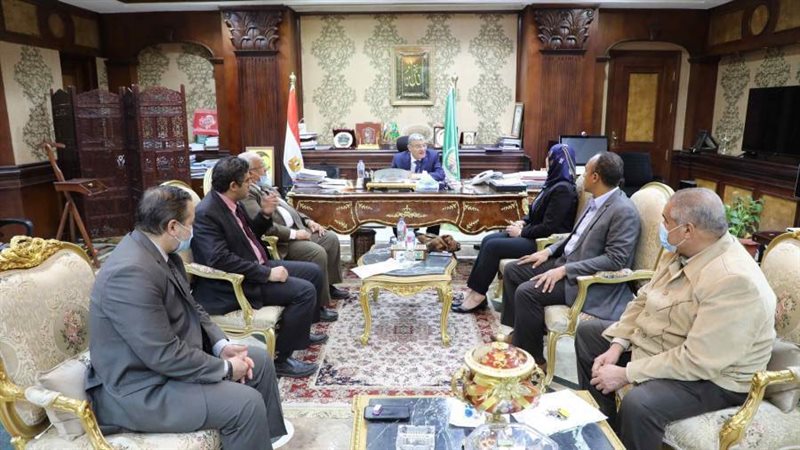 محافظ المنيا خلال