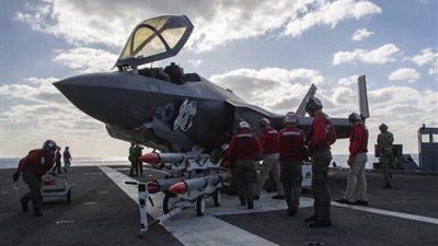 البحرية الأمريكية تنتشل أحدث طائرة في أسطولها بعد أن تحطمت في بحر الصين