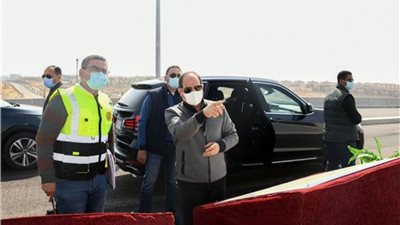   الرئيس السيسي يتفقد الأعمال الإنشائية بعدد من الطرق والمحاور والأعمال الصناعية بالقاهرة