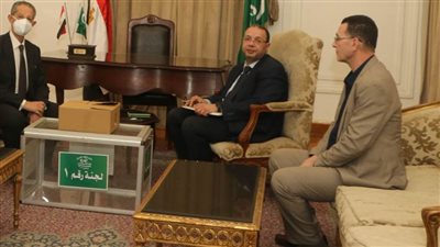ممثل النيابة الإدارية يلتقي اللجنة المشرفة على انتخابات رئاسة حزب الوفد