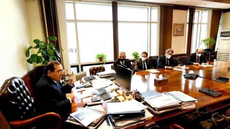 وزير البترول يبحث