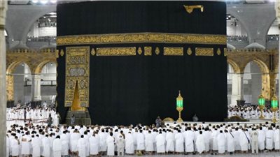  المصلون يؤدون صلاة الفجر بالمسجد الحرام دون 