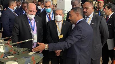 وزير الإنتاج الحربي يتفقد جناح 