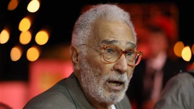 عبد الرحمن أبو زهرة يفاجئ حفيدته في زفافها