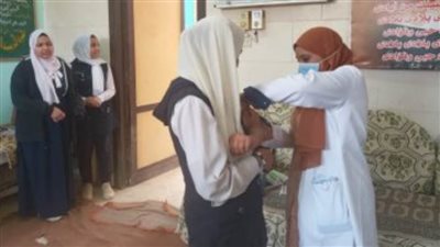 تطعيم 10 آلاف مواطن ضد كورونا خلال حملة طرق الأبواب بأسوان