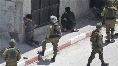 الاحتلال الإسرائيلي يعتقل 10 فلسطينيين وقوة خاصة تختطف طفلين من أمام مدرسة بالقدس