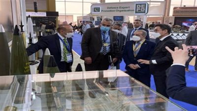  وزير الدولة للإنتاج الحربي يزور جناح شركة 