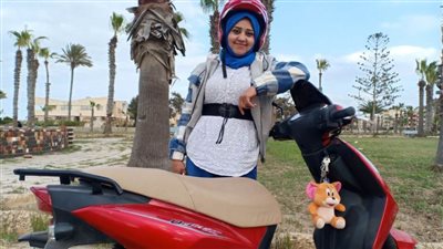 في يوم المرأة العالمي.. آية يسري أول سيدة ديليفري في الدقهلية: اتحديت الظروف علشان بناتي