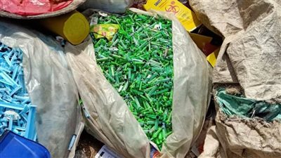 ضبط 250 طنًًا نفايات طبية خطرة وصلبة بمخزن تدوير المخلفات بالزقازيق 