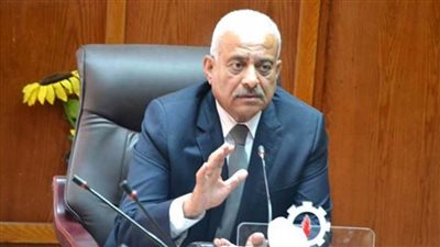 صقر يشدد علي تخفيض الأسعار وتوفير السلع والمواد الغذائية بالسويس 