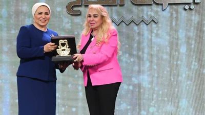 السيدة الأولى تكرم الكاتبة الصحفية سكينة فؤاد والإعلامية سهير شلبي