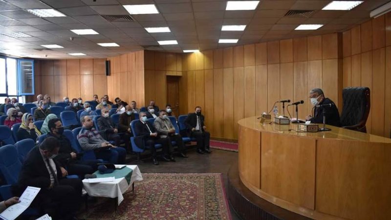 محافظ المنيا خلال