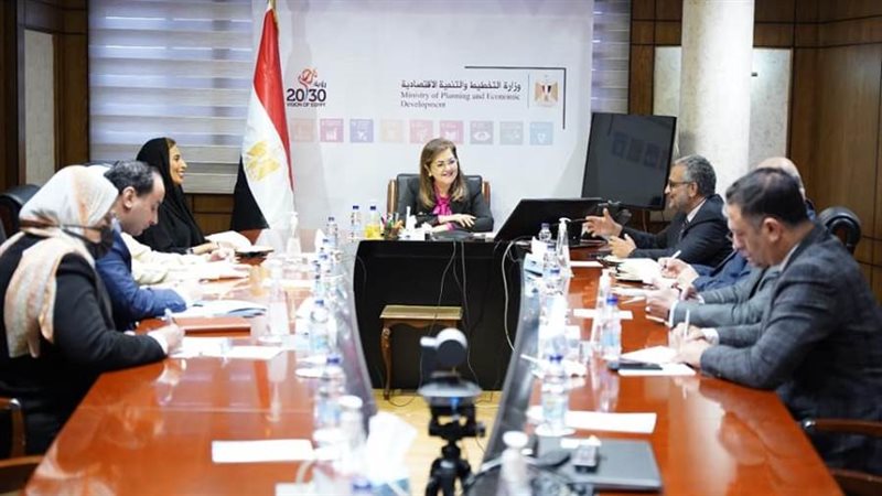 وزيرة التخطيط تبحث