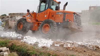 إزالة 24 حالة تعد بالبناء على الأراضي الزراعية وأملاك الدولة 