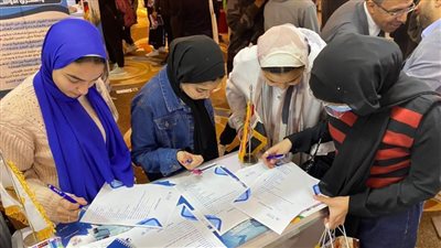 إقبال الطلاب على جناح جامعة بنها في ثاني أيام معرض 