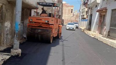 رئيس مدينة رشيد يتابع رصف شارع زغلول بطول ٧٠٠ متر